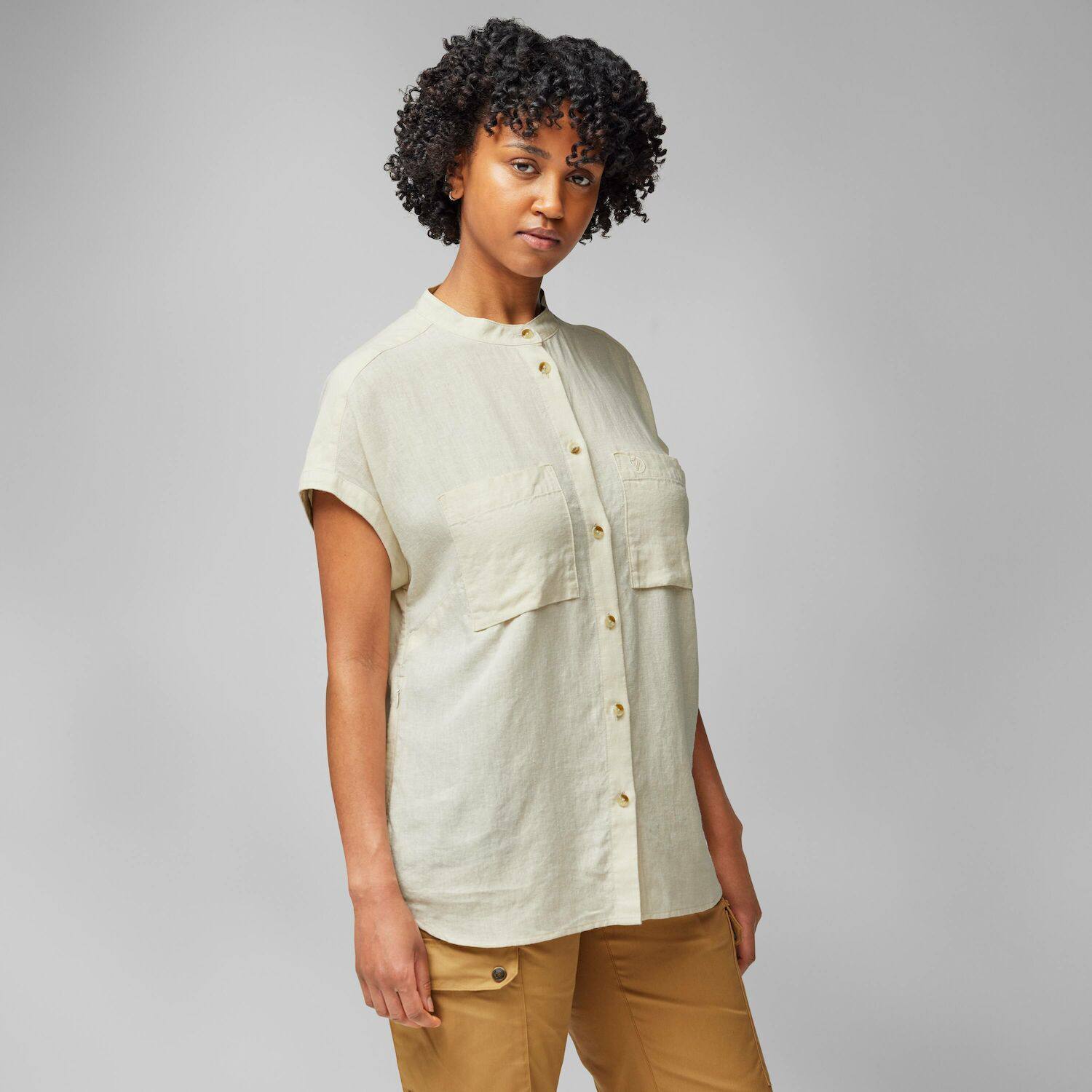 Fjällräven Women's Övik Hemp SS Shirt Chalk 06
