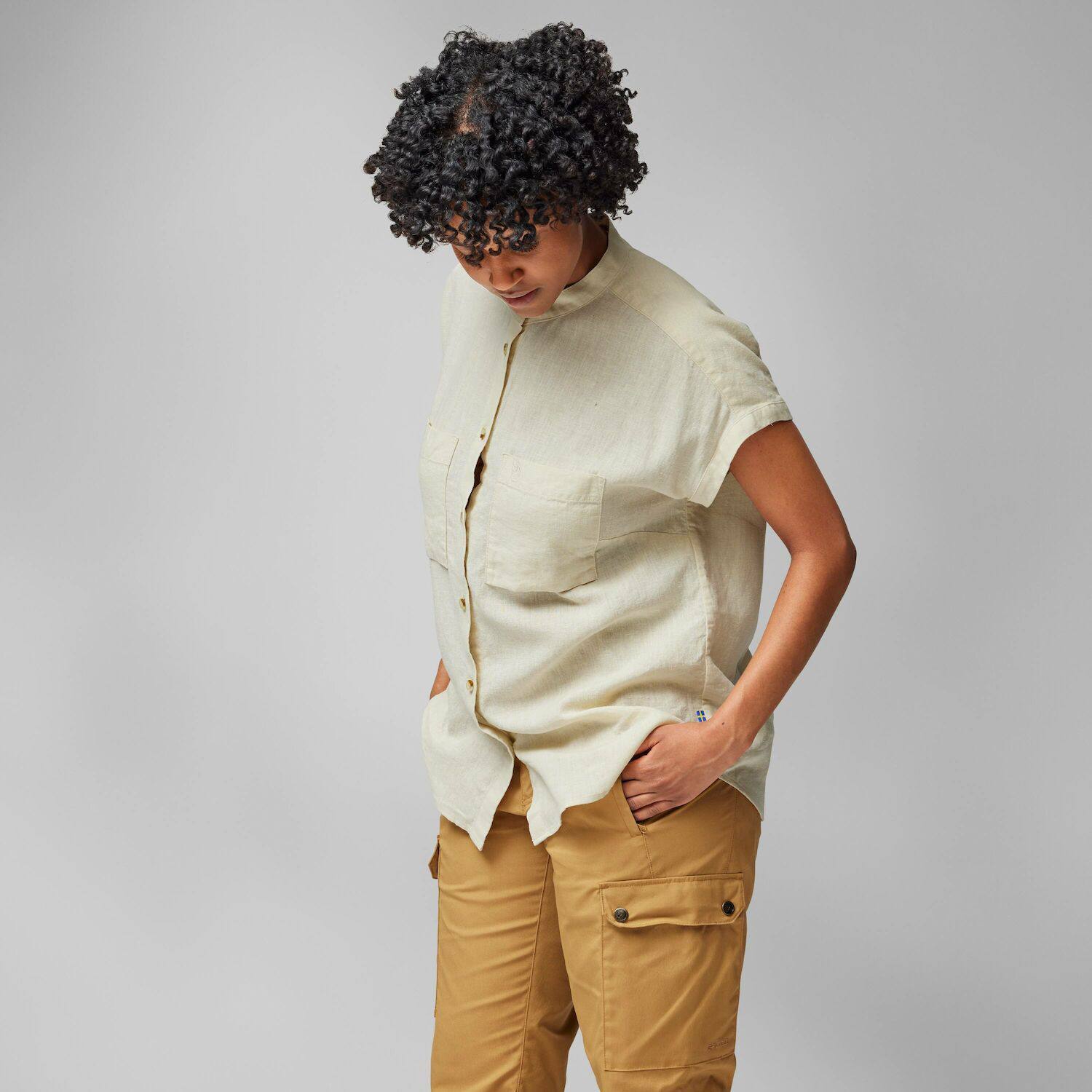 Fjällräven Women's Övik Hemp SS Shirt Chalk 05